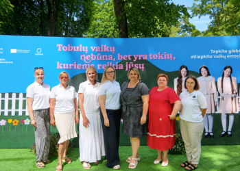 Tūkstančiai širdžių vienam tikslui – Globojančių šeimų festivalyje „Vaikai yra vaikai“ užfiksuotas apsikabinimo rekordas